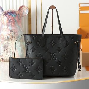 Louis Vuitton Neverfull MM/Medium Tote Bag with Pouch